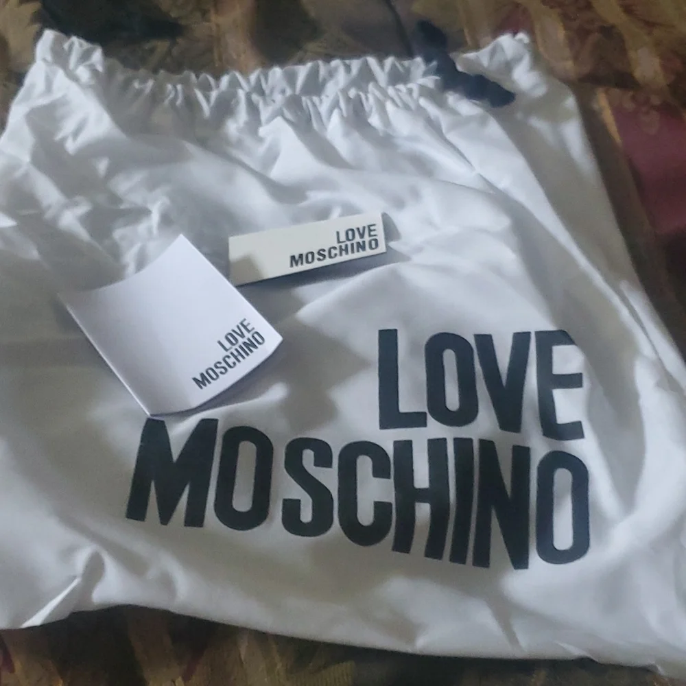 Moschino Host pick 2026 Large makeup or clutch new gorgeous 😍 I use as bag 🎒